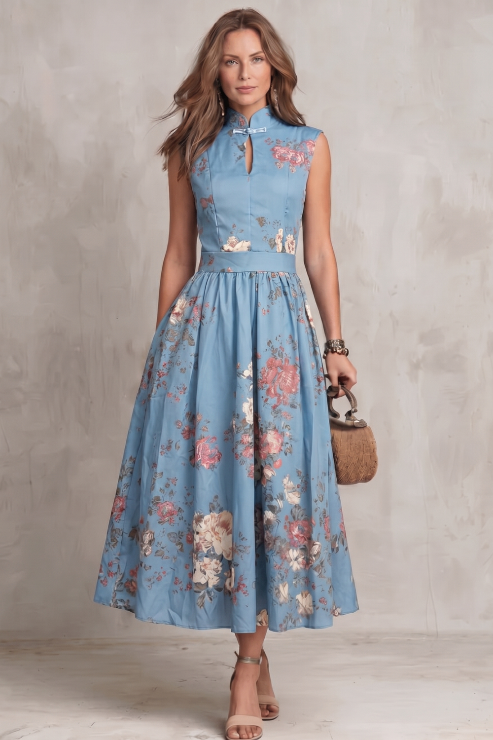 Iris Sutton | Robe midi satinée noire à motifs floraux avec encolure ajourée
