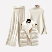 Ensemble Amelia Wood composé d’un pantalon torsadé crème, d’un col roulé et d’un gilet matelassé