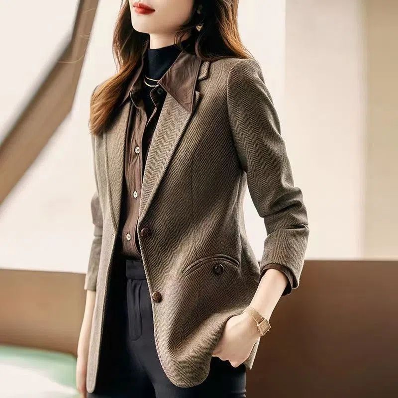 Beatrice Hall | Herringbone Wool Blazer with Tailored Fit