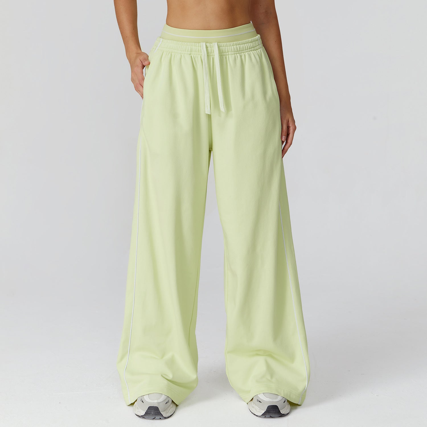 Daisy Harrison | Pantalon de survêtement noir à jambes larges avec bandes latérales