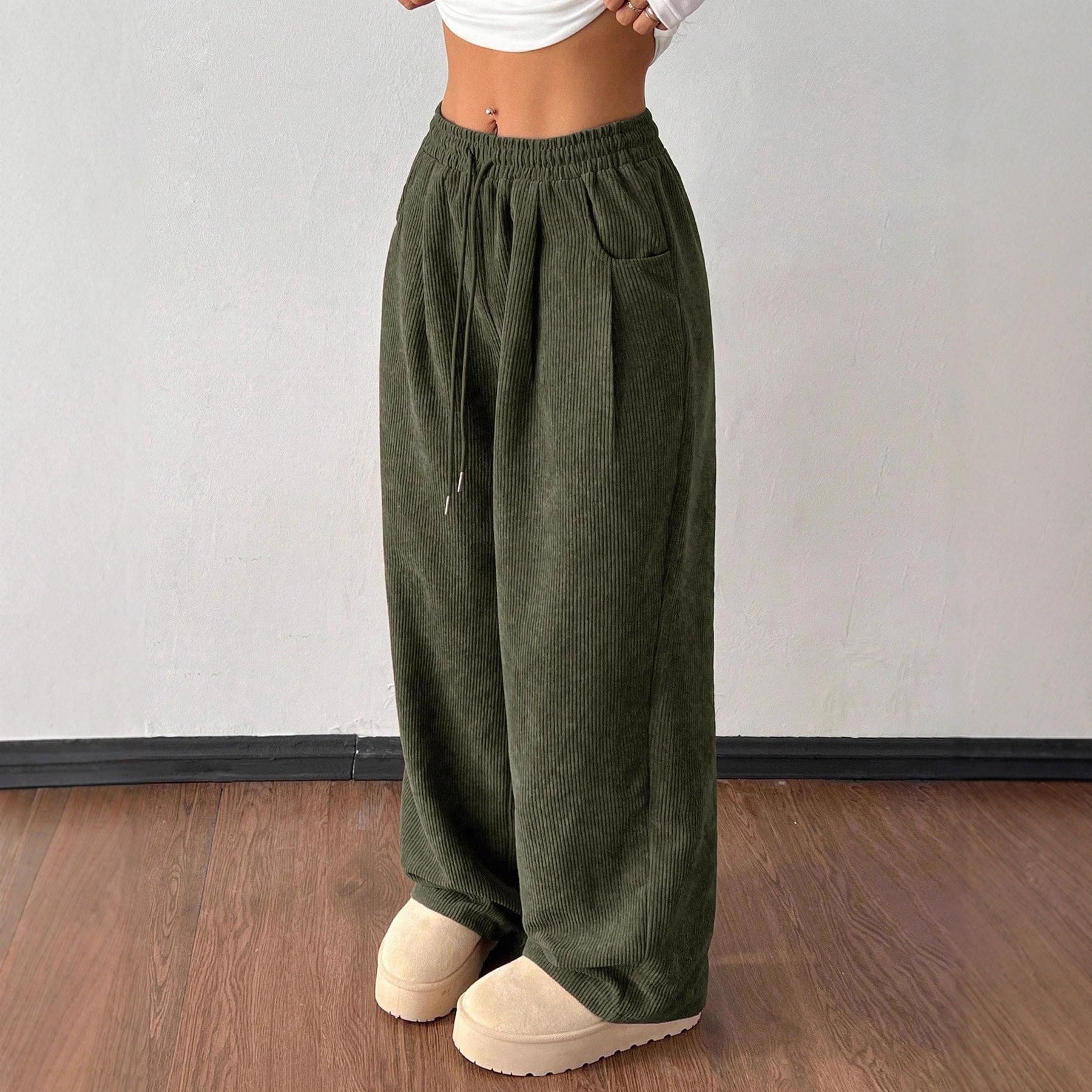 Charlotte Baker | Pantalon large en velours côtelé vert
