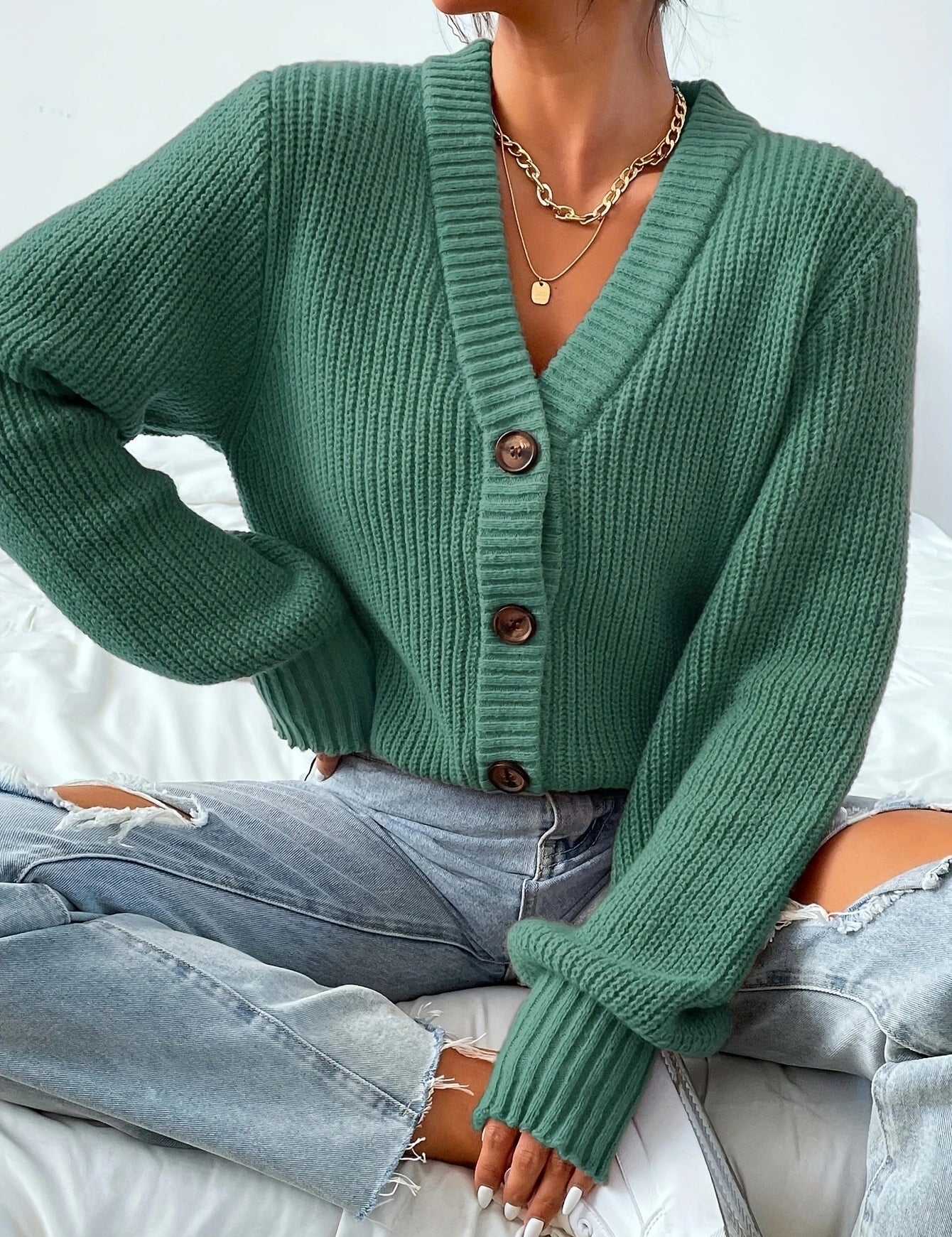 Orla Brown | Cardigan vert en maille côtelée boutonné sur le devant