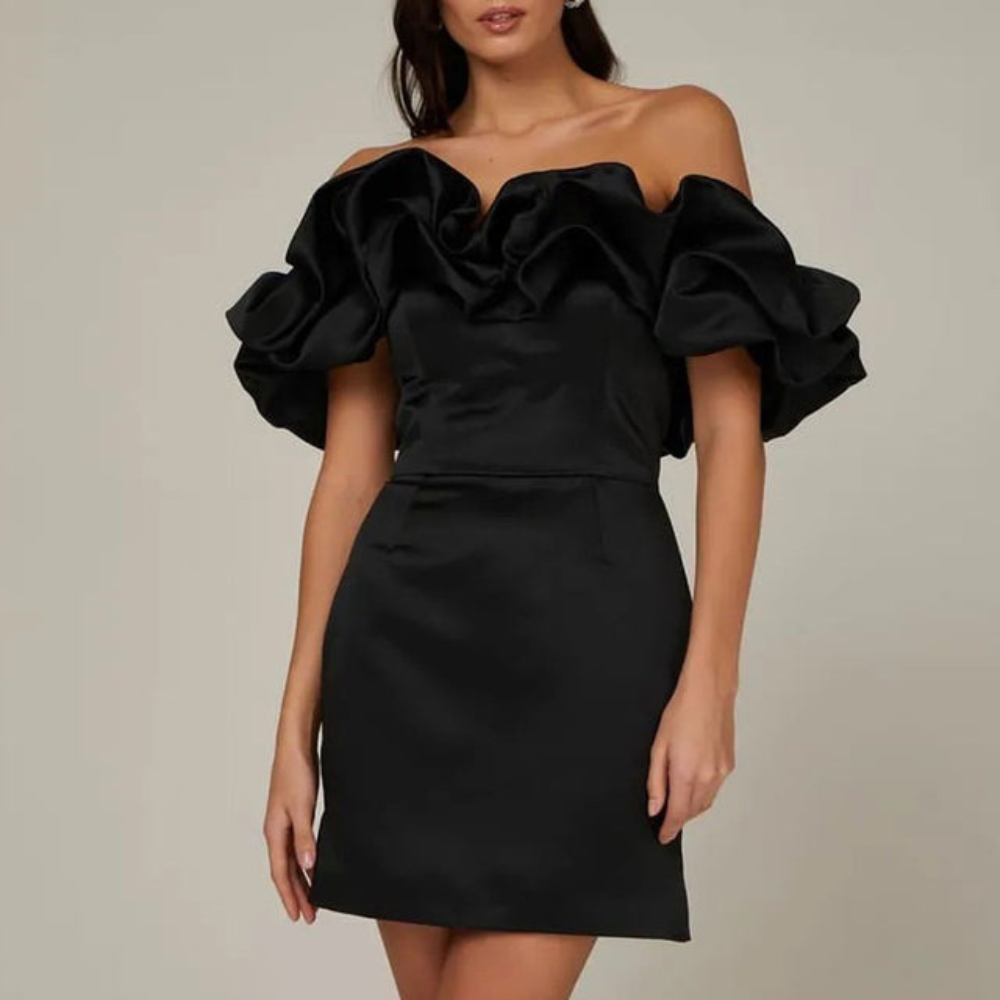 Adaline Fenshaw | Robe de cocktail à volants et épaules dénudées