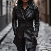 Manteau mi-long Cordelia Whitfield en similicuir PU noir