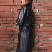 Manteau mi-long Cordelia Whitfield en similicuir PU noir
