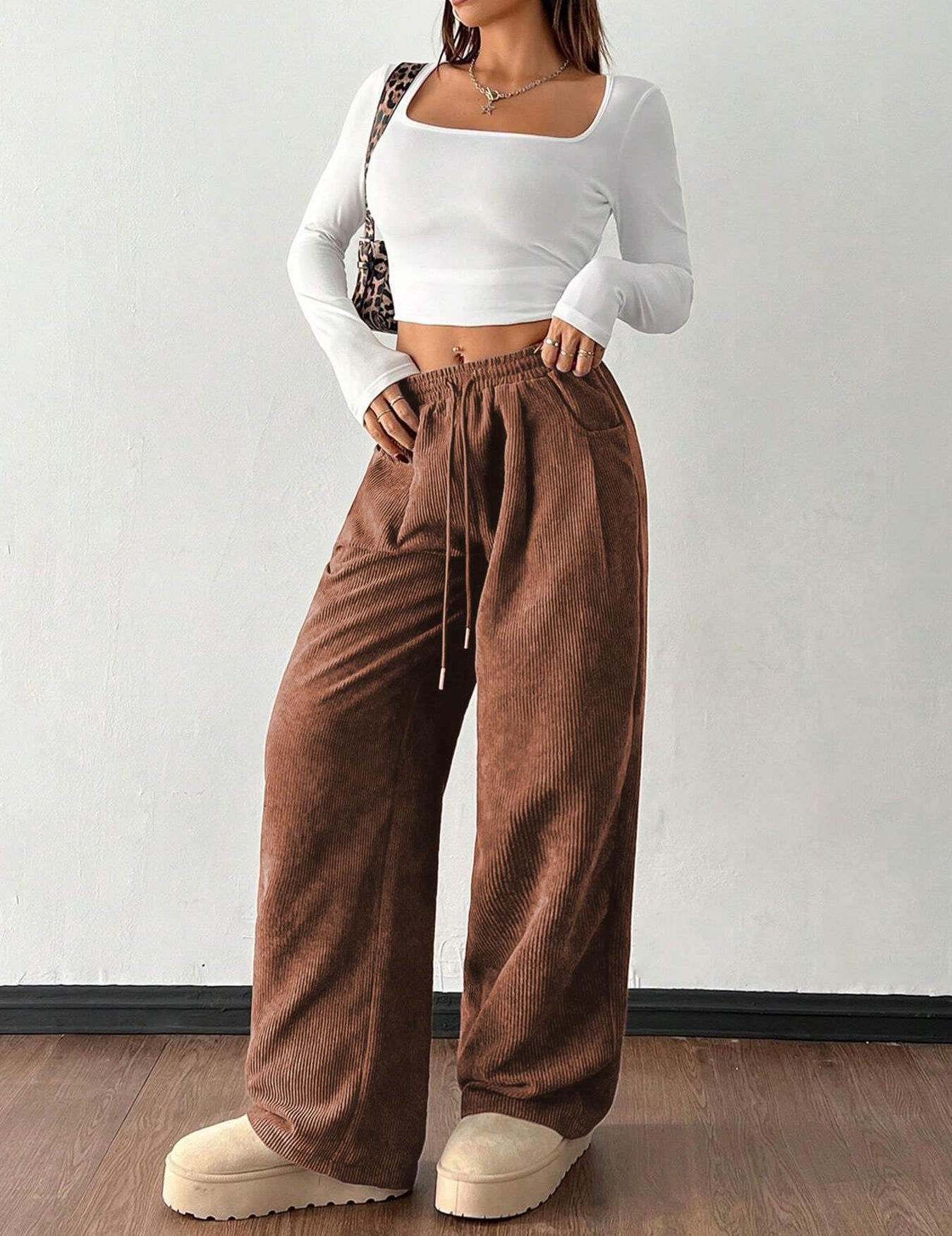 Charlotte Baker | Pantalon large en velours côtelé vert