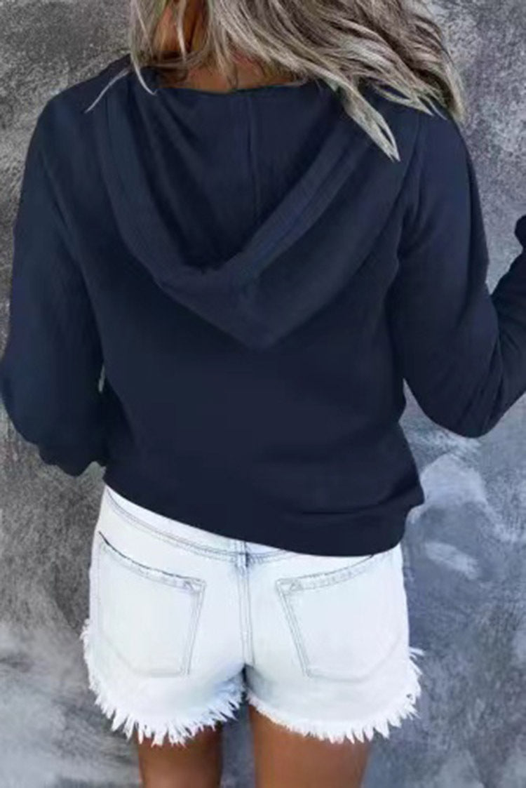 Constance Williams | Sweat à capuche à cordon de serrage, fermeture boutonnée sur le devant et poche