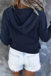 Constance Williams | Sweat à capuche à cordon de serrage, fermeture boutonnée sur le devant et poche