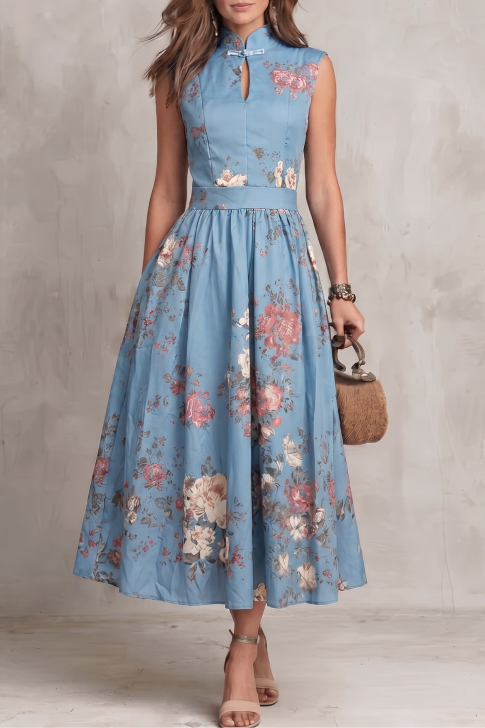 Iris Sutton | Robe midi satinée noire à motifs floraux avec encolure ajourée