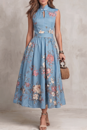 Iris Sutton | Robe midi satinée noire à motifs floraux avec encolure ajourée