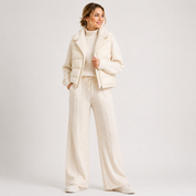Ensemble Amelia Wood composé d’un pantalon torsadé crème, d’un col roulé et d’un gilet matelassé
