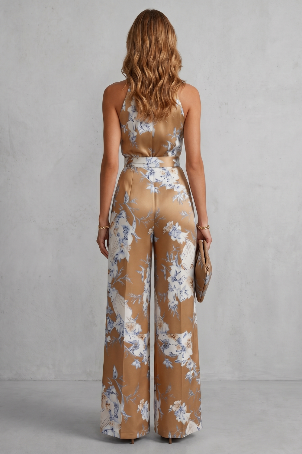 Harriet Green | Combinaison fleurie en satin, dos nu, à jambes larges