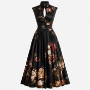 Iris Sutton | Robe midi satinée noire à motifs floraux avec encolure ajourée