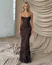 Robe longue sirène dorée brodée de fleurs, Matilda Jones