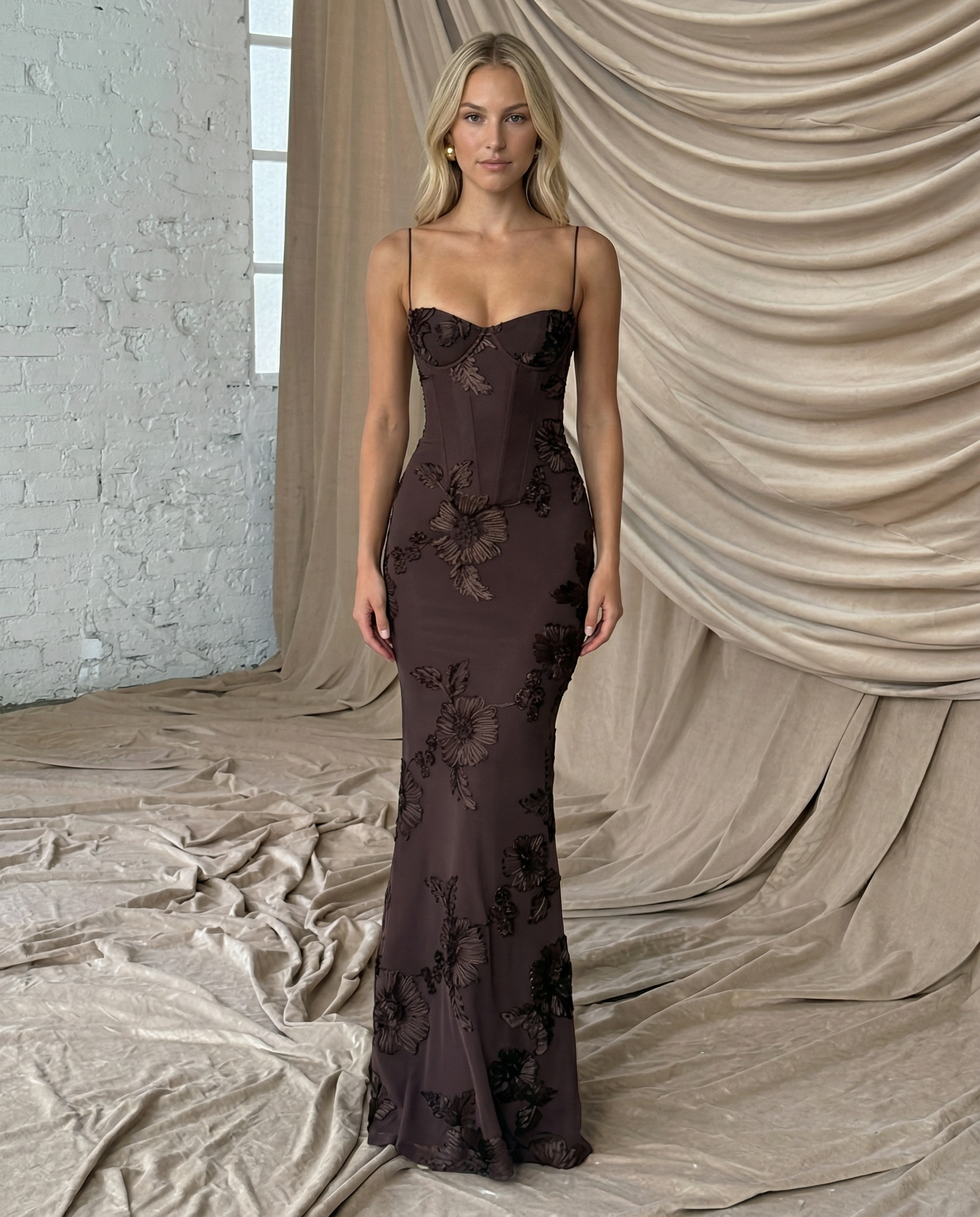 Robe longue sirène dorée brodée de fleurs, Matilda Jones
