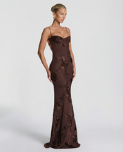 Robe longue sirène dorée brodée de fleurs, Matilda Jones