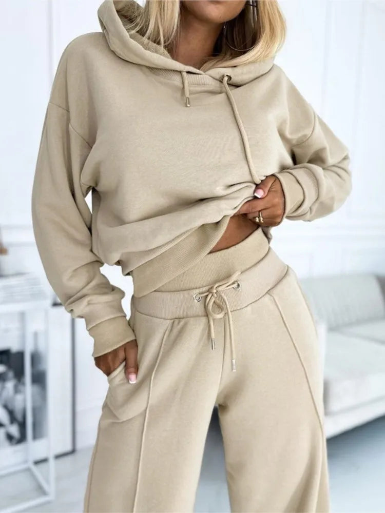 Ensemble Isla Foster avec sweat à capuche à empiècements couleur lilas et joggings à jambes larges