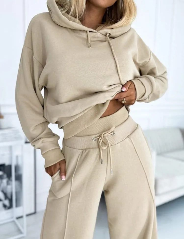 Ensemble Isla Foster avec sweat à capuche à empiècements couleur lilas et joggings à jambes larges