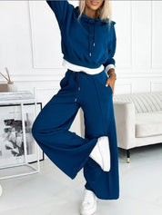 Ensemble Isla Foster avec sweat à capuche à empiècements couleur lilas et joggings à jambes larges