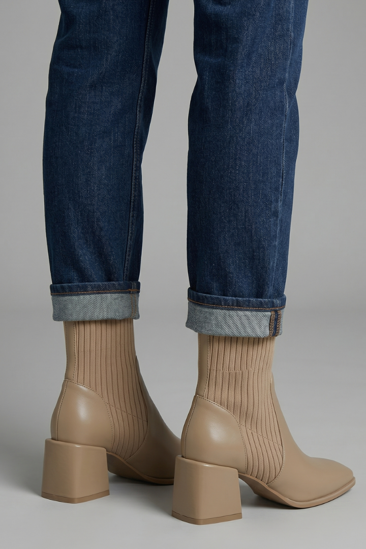 Georgina Turner | Bottines chaussettes en maille taupe à talon carré