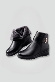 Daisy Whitfield | Bottines noires doublées de fausse fourrure, avec détail à boucle