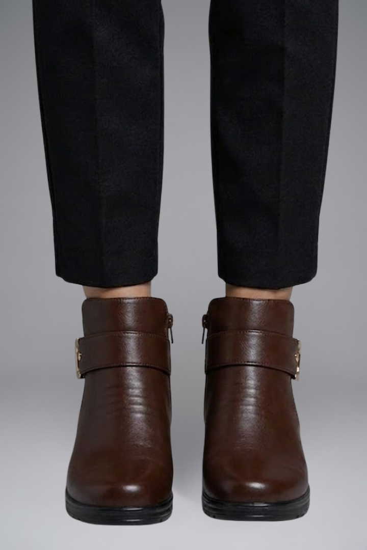 Daisy Whitfield | Bottines noires doublées de fausse fourrure, avec détail à boucle