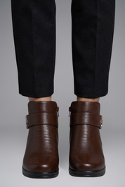 Daisy Whitfield | Bottines noires doublées de fausse fourrure, avec détail à boucle