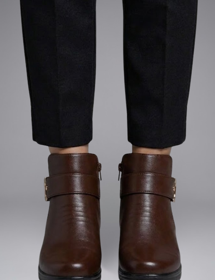 Daisy Whitfield | Bottines noires doublées de fausse fourrure, avec détail à boucle