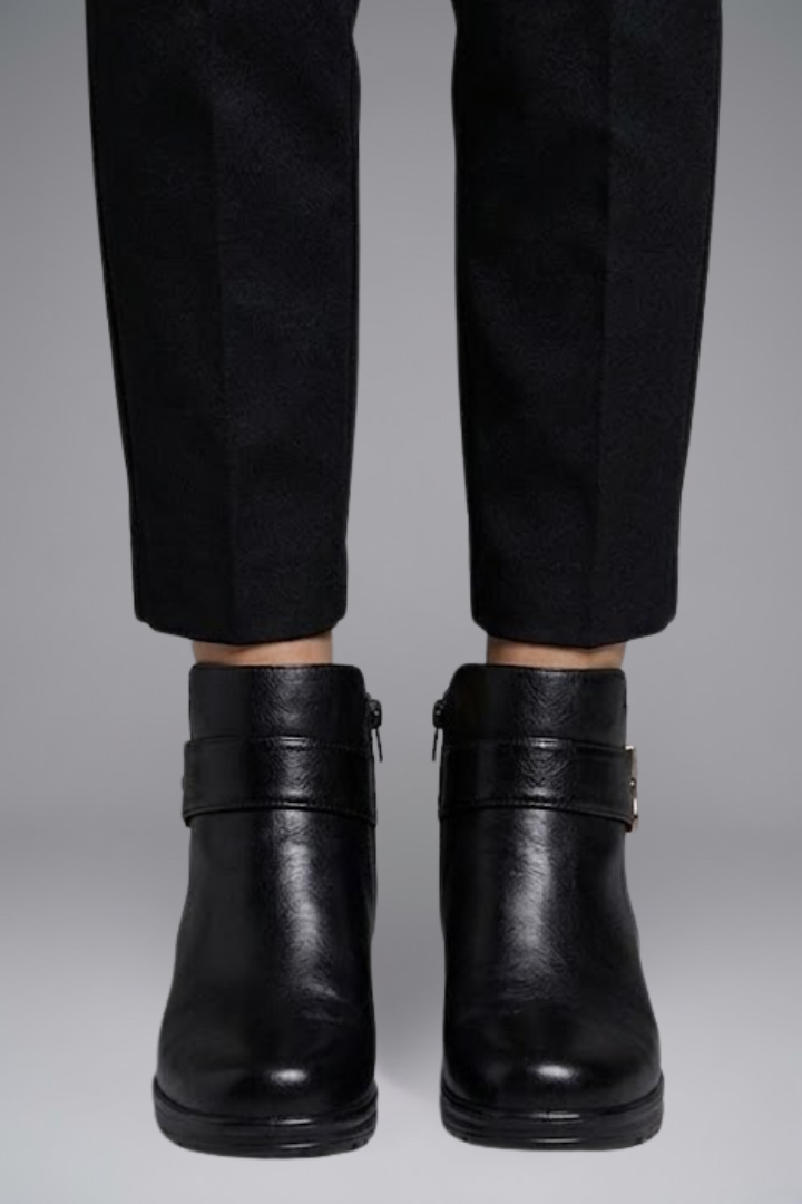 Daisy Whitfield | Bottines noires doublées de fausse fourrure, avec détail à boucle