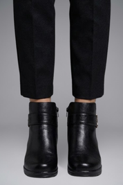 Daisy Whitfield | Bottines noires doublées de fausse fourrure, avec détail à boucle