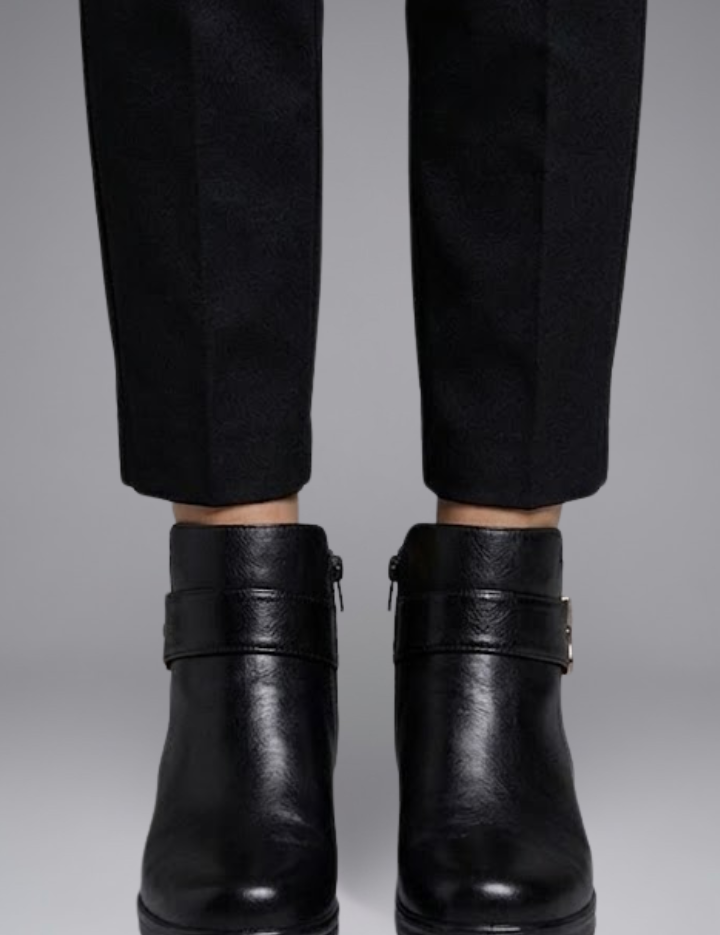 Daisy Whitfield | Bottines noires doublées de fausse fourrure, avec détail à boucle