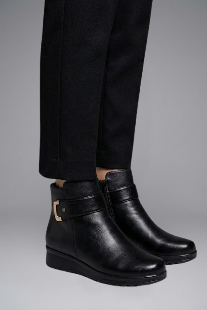 Daisy Whitfield | Bottines noires doublées de fausse fourrure, avec détail à boucle