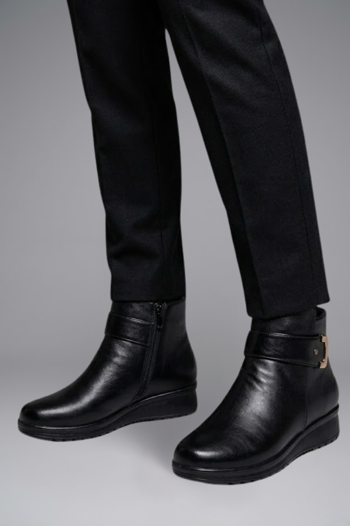 Daisy Whitfield | Bottines noires doublées de fausse fourrure, avec détail à boucle