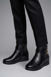 Daisy Whitfield | Bottines noires doublées de fausse fourrure, avec détail à boucle