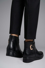 Daisy Whitfield | Bottines noires doublées de fausse fourrure, avec détail à boucle