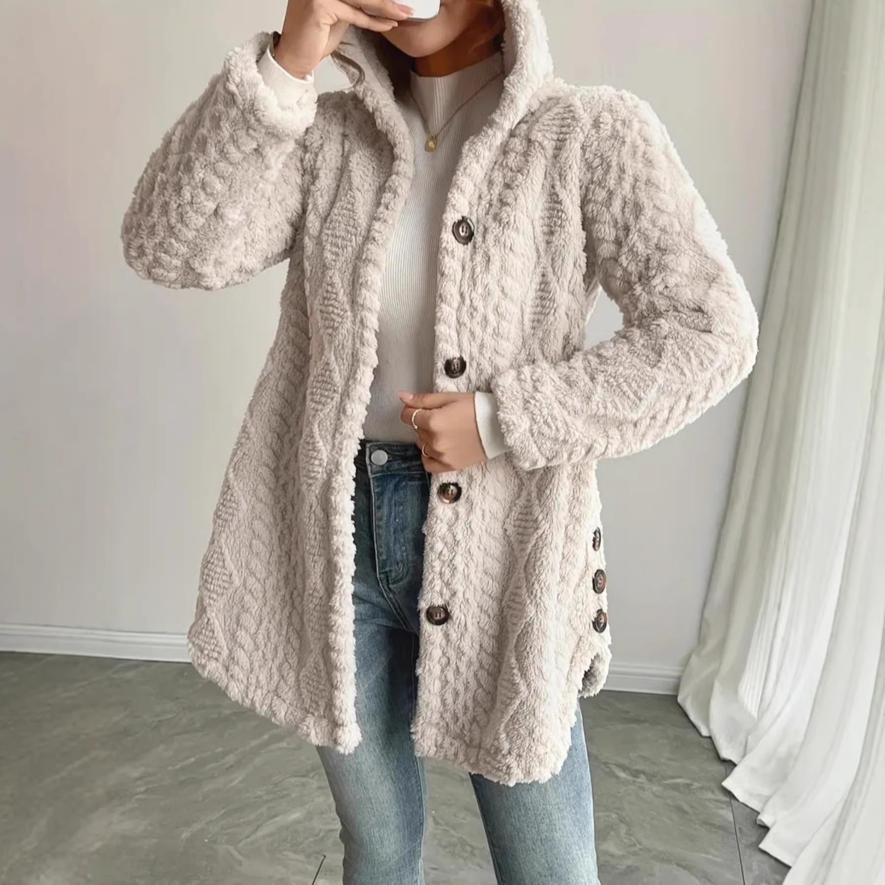 Henrietta Marsh | Manteau cardigan en teddy à capuche et boutonné