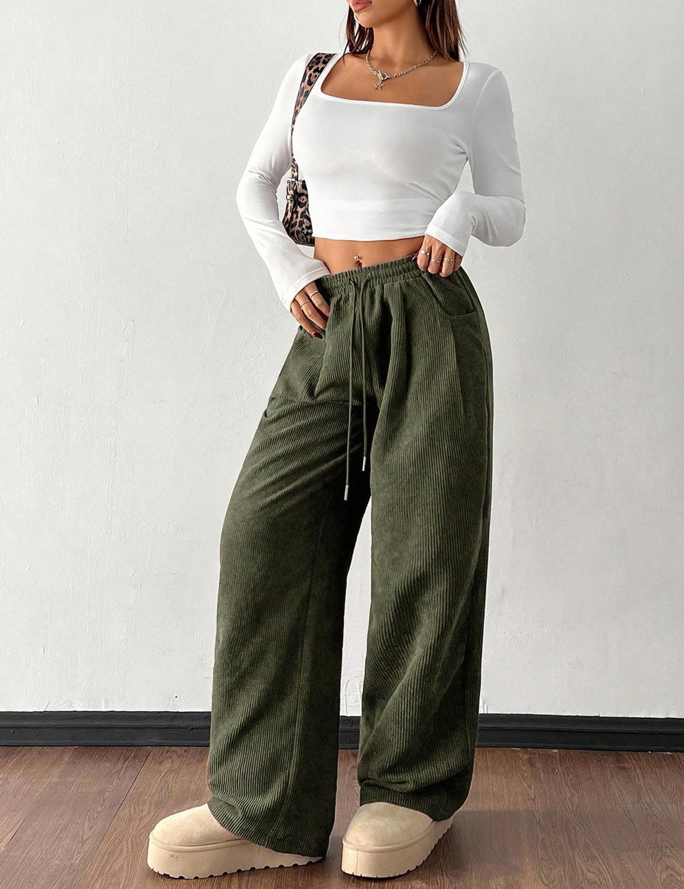 Charlotte Baker | Pantalon large en velours côtelé vert