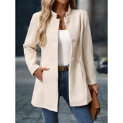 Charlotte Hughes | Élégant manteau en laine à col droit