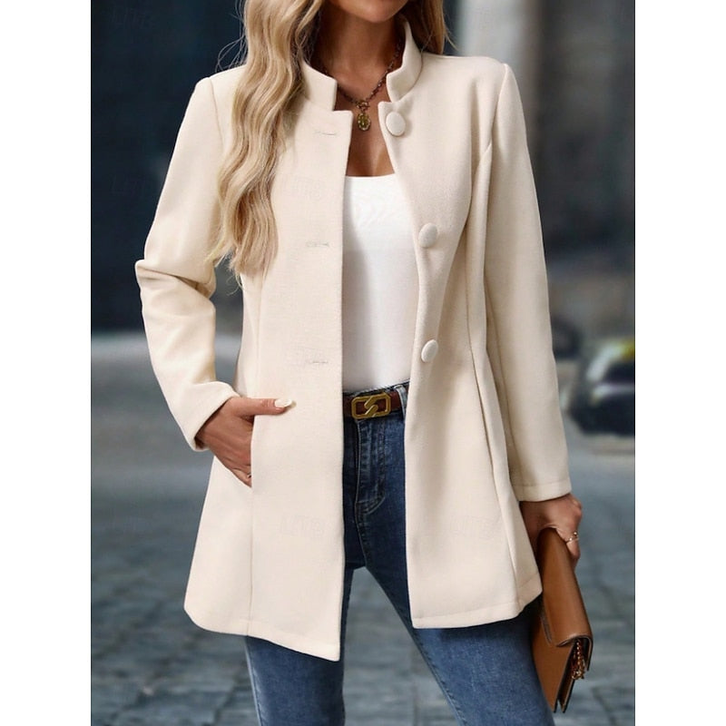 Charlotte Hughes | Élégant manteau en laine à col droit