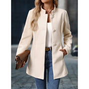 Charlotte Hughes | Élégant manteau en laine à col droit