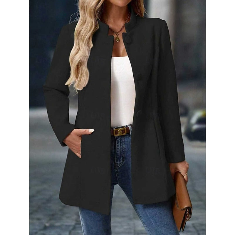 Charlotte Hughes | Élégant manteau en laine à col droit